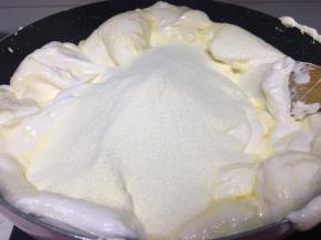 将奶粉倒入搅拌