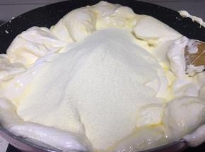 将奶粉倒入搅拌