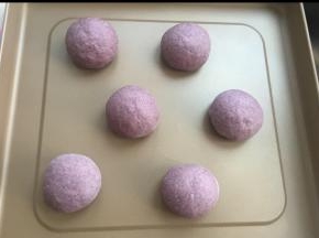 一次收口朝下放入烤盘