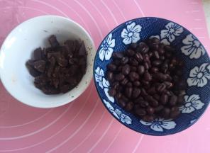 准备煮熟的红豆粒，要软而不碎。巧克力切碎