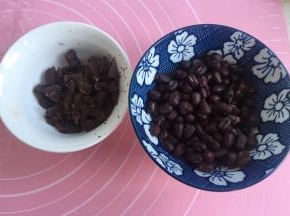 准备煮熟的红豆粒，要软而不碎。巧克力切碎