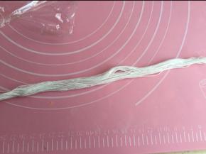 准备32根30cm长的棉线