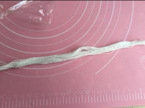 准备32根30cm长的棉线