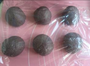 排气后分成均匀6团。松弛10分钟