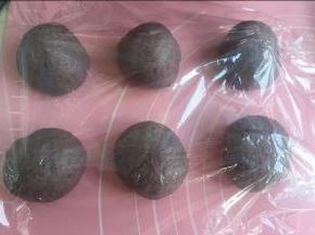 排气后分成均匀6团。松弛10分钟