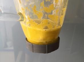 南瓜切块，和水以1:1.2的比例打糊。取100克备用。