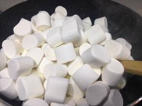 将棉花糖倒入锅中
