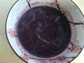 30克黑米和120克水打糊。（料理机）