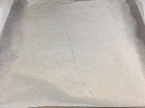 在烤盘里放一张油纸