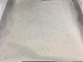 在烤盘里放一张油纸