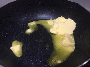 准备一个不粘锅，黄油放入