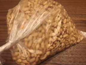 将花生用保鲜袋装好，敲碎