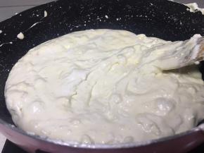 将花生碎放入锅中关火搅拌撒上芝麻