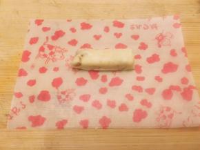 准备一张包装纸，如果有糯米纸在里面包一层