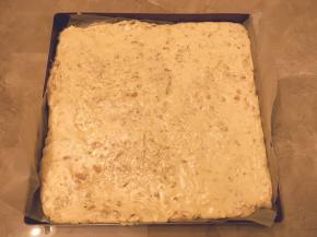 将搅拌好的到烤盘里，用刮板整形