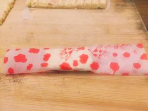 将包装纸卷起来