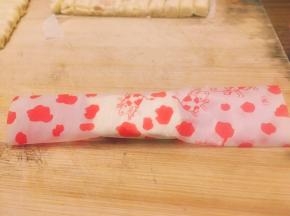 将包装纸卷起来