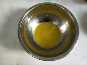 黄油隔热水融化。