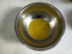 黄油隔热水融化。
