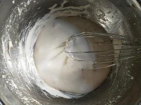 隔热水搅拌至棉花糖与黄油融合均匀。