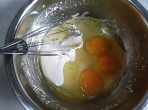 加入鸡蛋搅拌均匀。