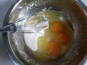 加入鸡蛋搅拌均匀。