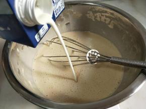 加入牛奶搅拌均匀。
