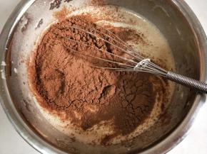 加入可可粉搅拌均匀。