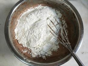 加入低筋面粉搅拌均匀。