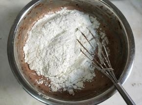 加入低筋面粉搅拌均匀。