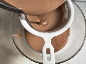 搅拌好的面糊过筛2次，使面糊更细腻。