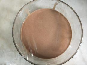 盖保鲜膜放冰箱冷藏半小时。