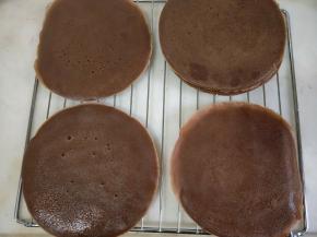 煎好的冰皮在晾架上晾凉。