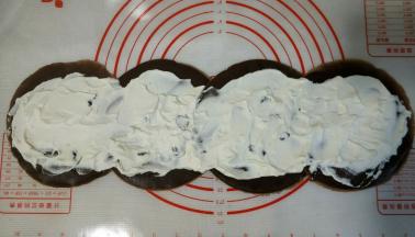 将四张饼皮上下重叠在一起约5厘米左右，抹上淡奶油。