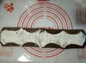 如图将四块饼皮上下边缘往中间折起，从左往右卷起来。放入冰箱密封冷藏半小时以上。