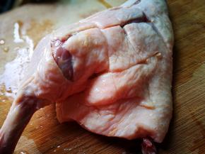 鸭腿表面切花刀