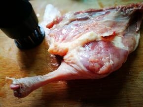 鸭肉上扎些小孔