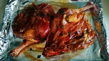 把鸭腿放入烤盘 入烤箱180℃烤制30分钟