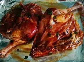 把鸭腿放入烤盘 入烤箱180℃烤制30分钟