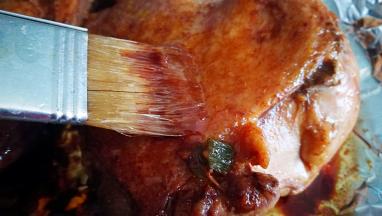 从烤箱取出 再鸭腿表面刷上蜂蜜 再入烤箱烤20分钟