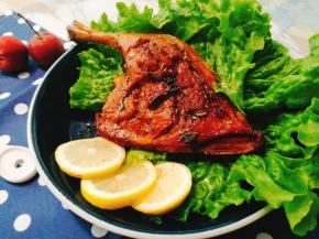 鸭腿香喷喷出炉了配上生菜挤上柠檬汁味道更佳