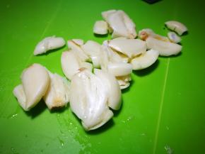 大蒜拍酥切碎
