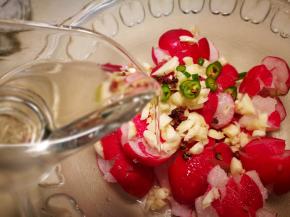 放入杭椒碎白醋