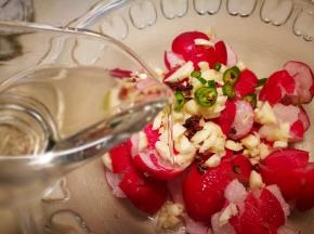 放入杭椒碎白醋