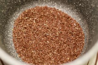 将亚麻籽用小锅炒香，放凉备用