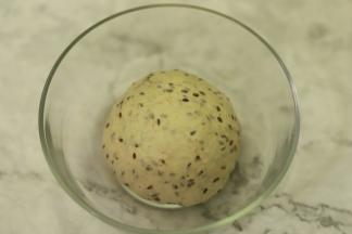 面团滚圆，放入盆内