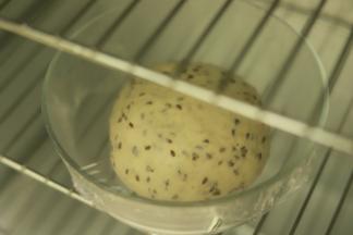 发酵箱设置26度，时间为40分钟，将面团放入发酵箱内进行一发（夏天可以放室温）