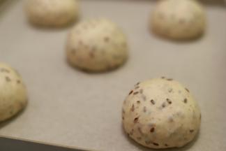 取出面团排气，平均分割成5份，滚圆