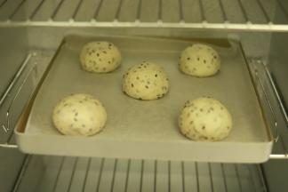 发酵箱设置温度为36度，湿度75，时间为50分钟，将面包胚再次放入发酵箱二发（两倍大）