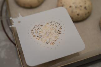 取出面包胚，准备一些喷模，放在面包胚上